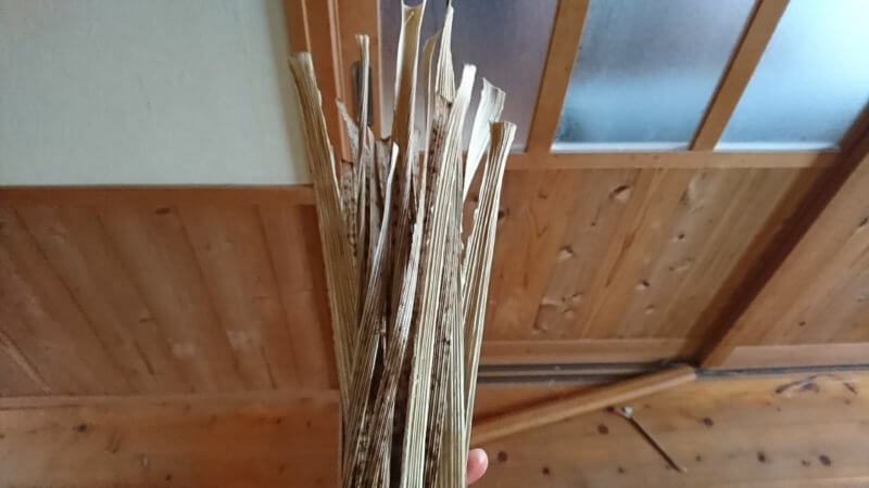 紐状の竹皮